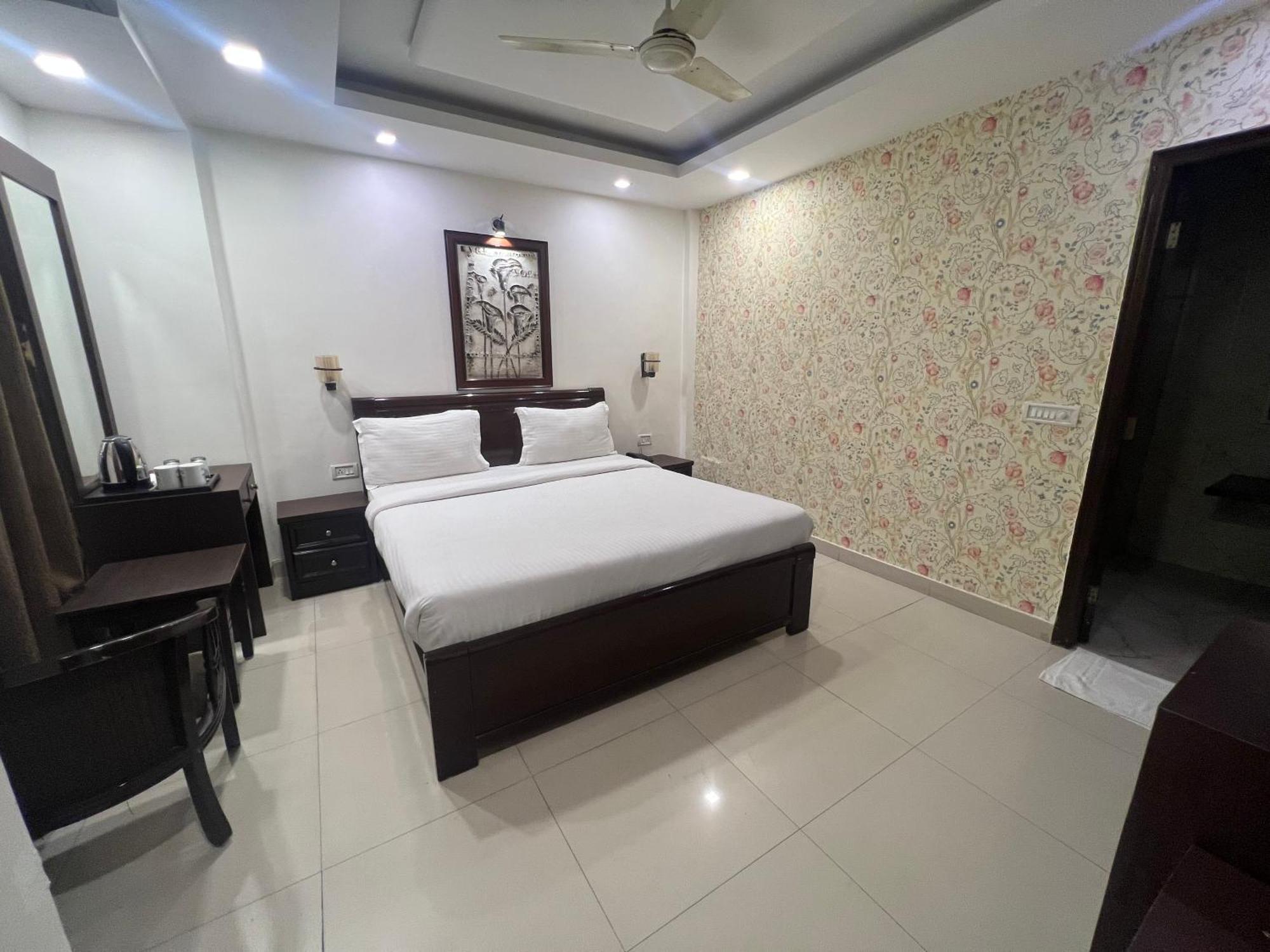 Nikko Blue - Boutique Hotel Gurgaon Buitenkant foto
