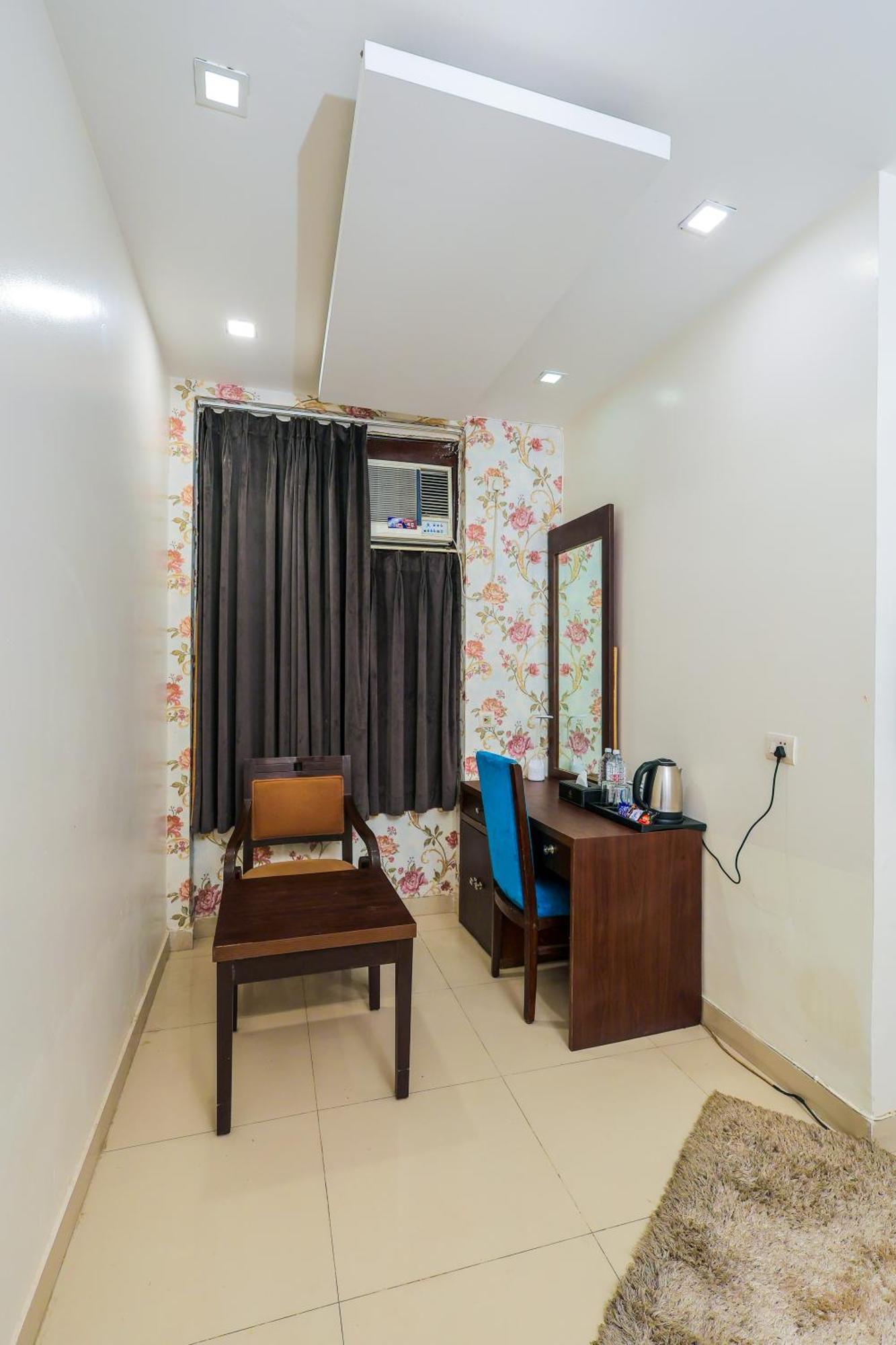 Nikko Blue - Boutique Hotel Gurgaon Buitenkant foto