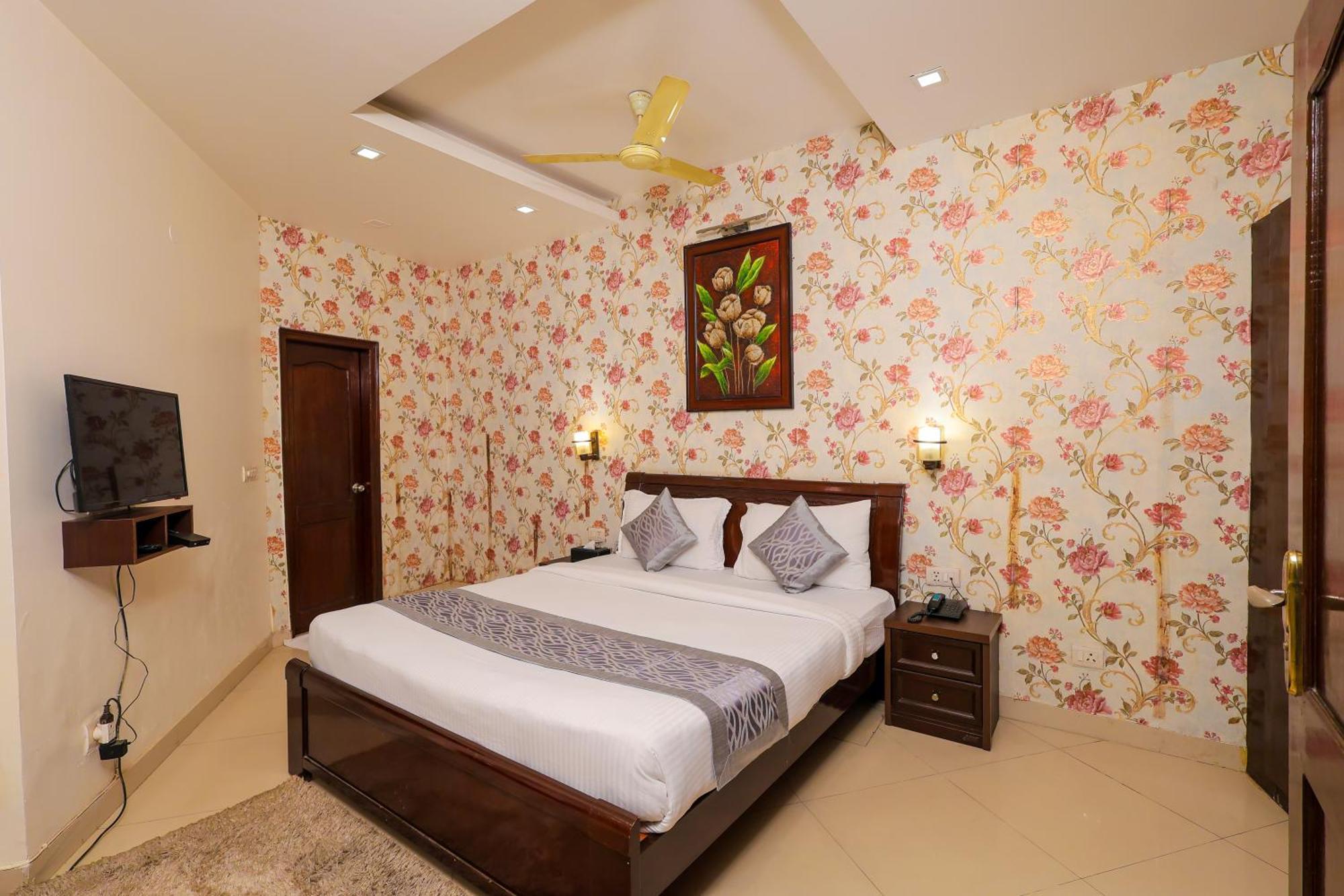 Nikko Blue - Boutique Hotel Gurgaon Buitenkant foto