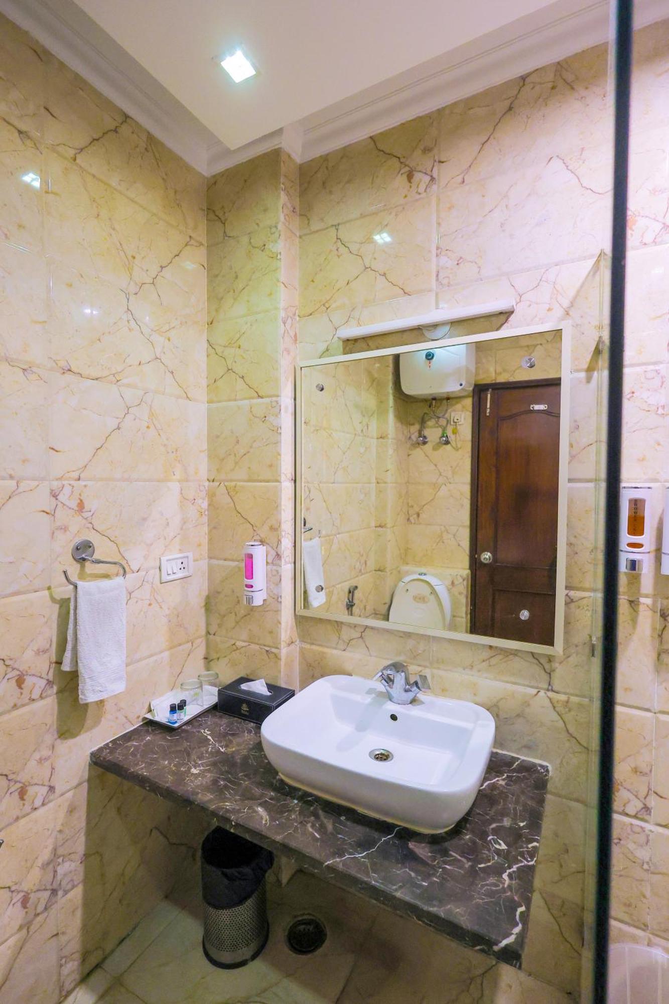 Nikko Blue - Boutique Hotel Gurgaon Buitenkant foto